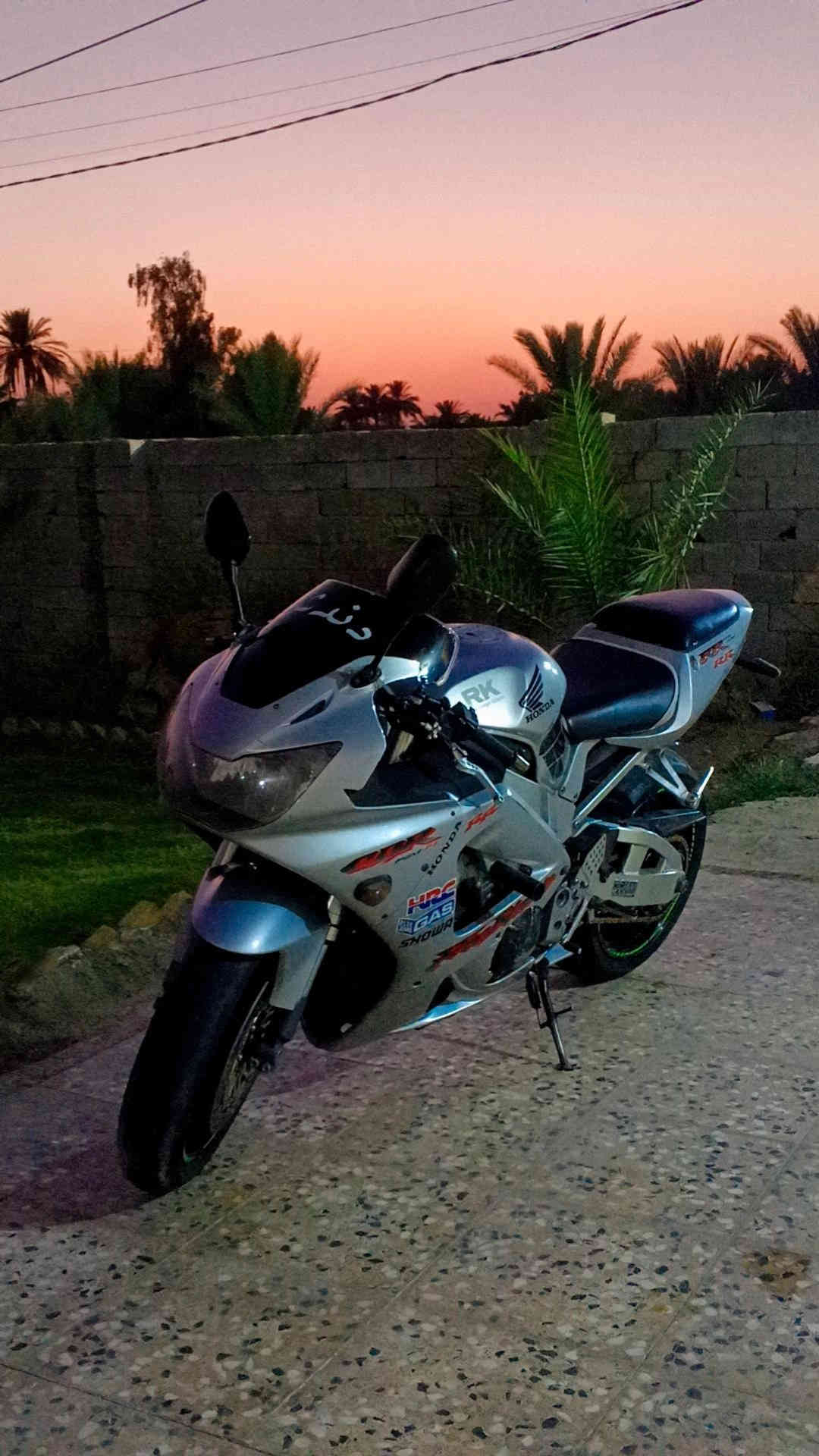 CBR RR 929 هوندى 
السلام عليكم 
دراجه هونداى مبدل طابوكه 
الدراجه ناعمه وحلوه اوراق وكمرك مدفوع 
17 ورقه وبيه مجال شراي اتصل ***********
