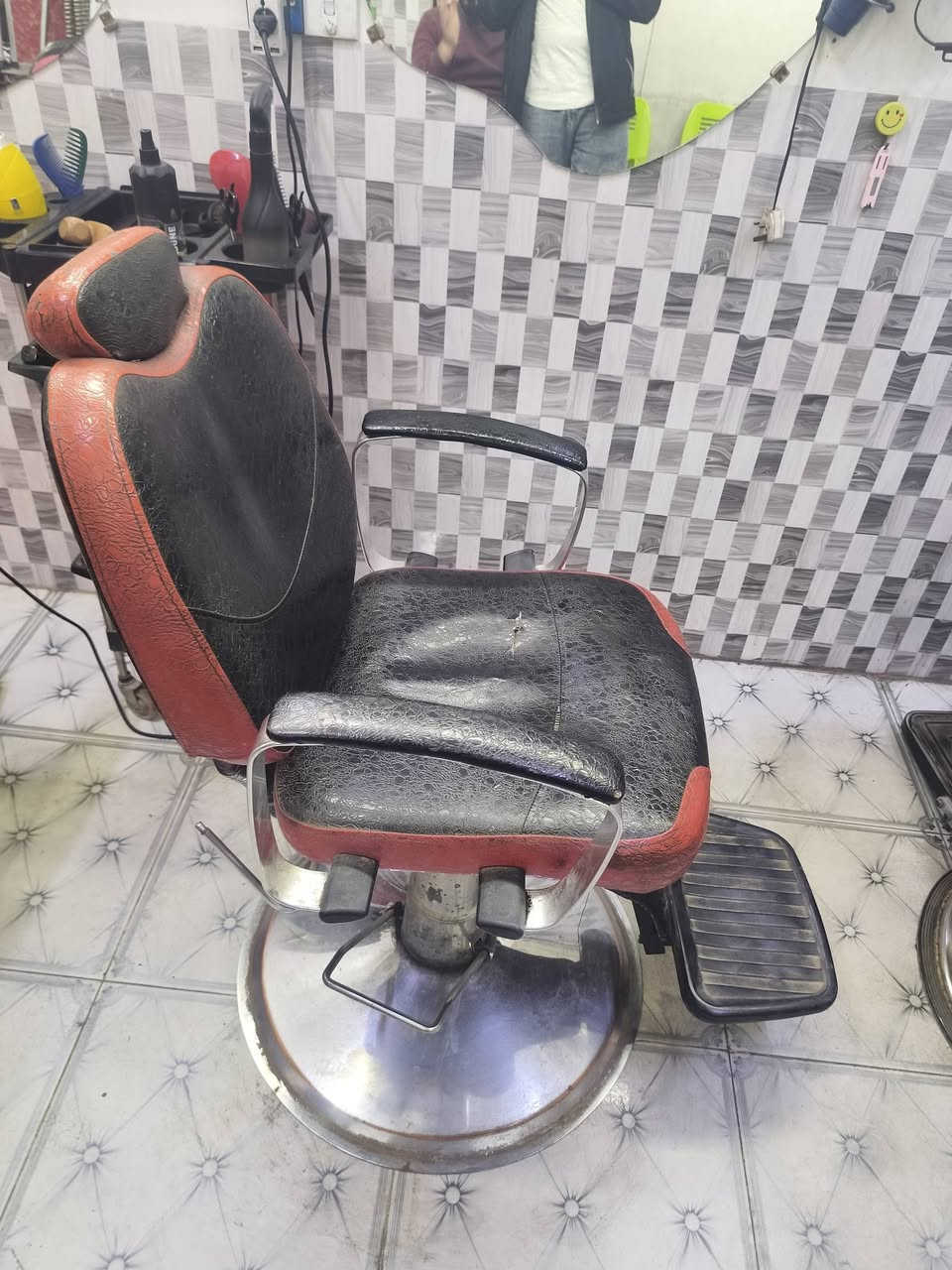 كراسي حلاقة للبيع بسعر جيد للتواصل الدخول للخاص او الأستفسار على الرقم ***********
