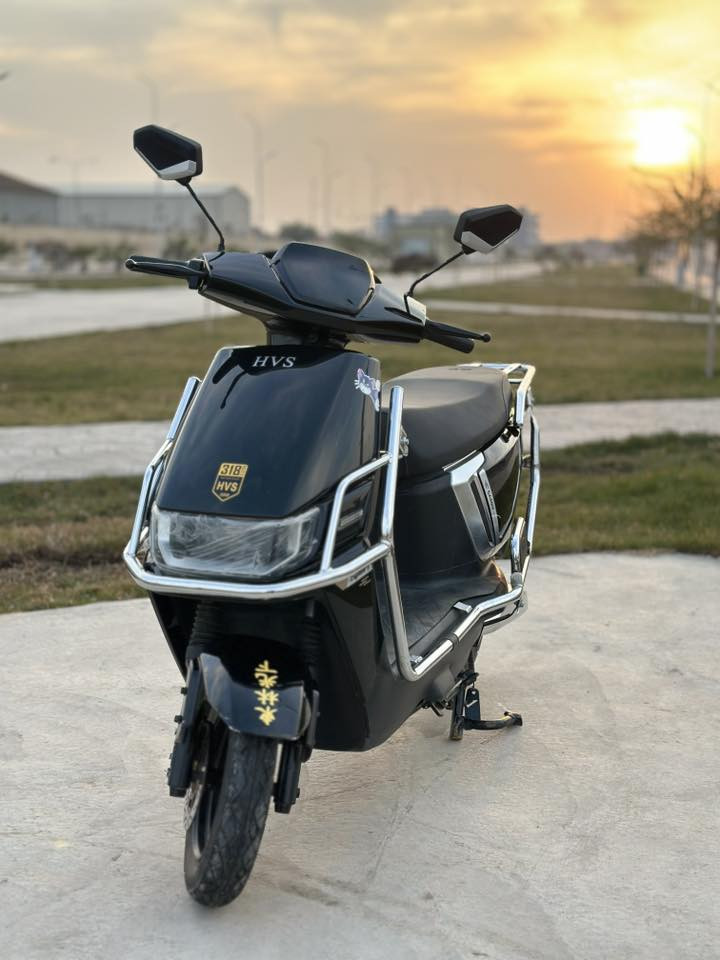 🔴 دراجة شحن CAROW 🔥
2026
دراجة شحن دراجة كهربائية 

اللون مميز

أسود لماع

من ماركة HVS 318

نضام 4 سرع  
السرعة القصوى 100

دراجة بعدهي جديده 

تمشي بالشحنة الواحده 55 = 60 كيلو تقريبا

6 بطاريات 32 أمبير بلادي

72 فولت 

نضام ال P

نضام الرجوع للخلف R 

نضام مثبت السرعه  

نضام حساسات جانبية وخلفية 
مانع للسرقة 

تشغيل
سويج عدد 2 
بصمه تشغيل عن بعد 

گلوبات عالي ناصي قوي

أشاير يمنى ويسرى 

الكهربائيات كلهن شغالة 

الشاحنة الاصلية تدعم الشحن السريع 

هورن عالي

مرايات

صندوق كبير داخلي 

الملف 2000 حقيقي 

🔴السعر :  950 الف وبيهة مجال للشراي 

العنوان : البصرة : الامن الداخلي

الرقم : ***********
