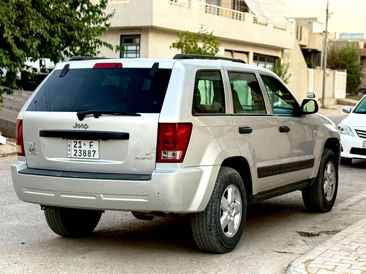 جێب لاریندۆ  2006 :V8
***********
سلڤەر
گێر و مەکینەی بە شە
تەقە و رەقە ی هەمووی بەشەرتە 
یەک دینار مەسرەفی تیا نیە
سەنەوی و هەزە و ژینگە و ڕێگاو بانی هەتا 2030تازەیە
فولە بەس بەسمە نیە
شاشە ئایپادە 
سڵایدە
ڤۆلیۆمە
کامیرەیە 
حاسەیە
تەبرید مەرکەزییە
کوشن کارەباییە
ئەکسل بە شەرت 
یەک چەملخ لای پێشەوە بۆیاخە بێناو گرتن بێ دەعم شمشمل, السليمانية
