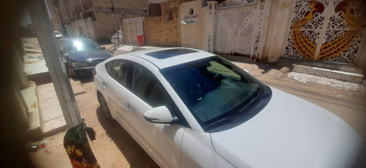 النترا ٢٠٢٠ خليجي فول مواصفات  كفاله عامة من الضربة والصبغ رقم ميسان شرط التحويل بيها طخة بالدوسة وشبر بالجنطة محرك ٢٠٠٠  السيارة ماشية ١١٥ الف جاهزة للأخير 
السعر ١٦٥  وبيها مجال
***********
