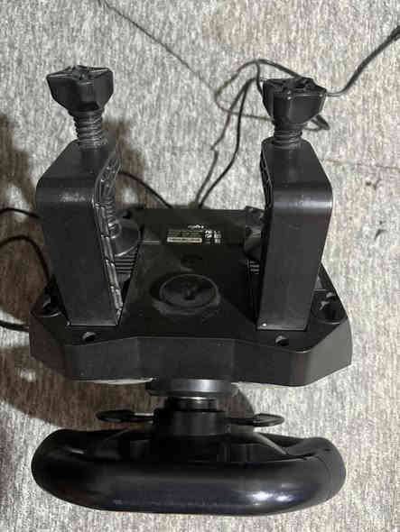 السلام عليكم عندي هاذ دركسون v900استعمال قليل جدا رايدة 75 الف وبي مجال قليل ***********
