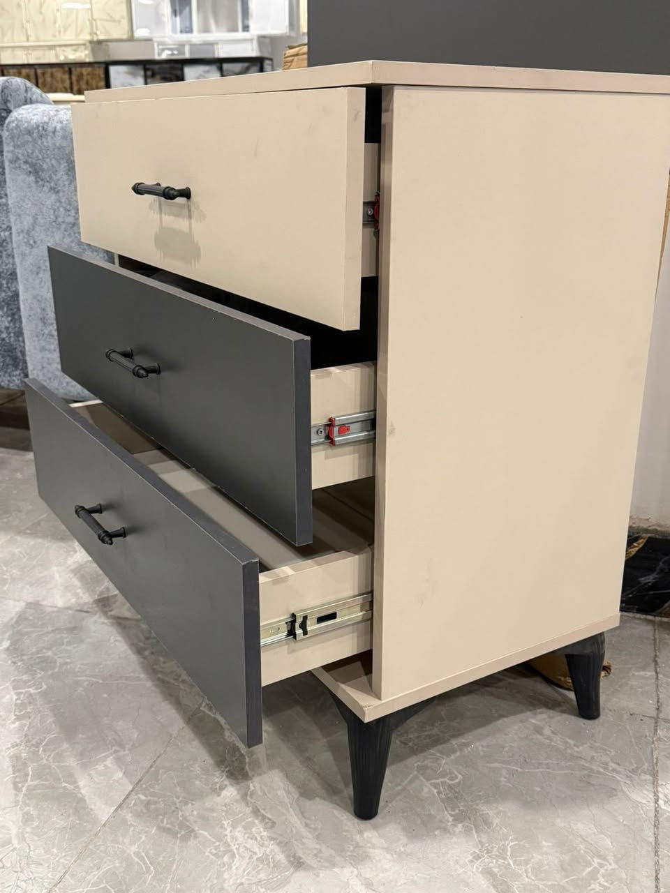 معرض صلاح آلدين للأثاث المنزلي للجمله والمفرد 
وصول غرفه نوم تركي 7 قطع كنتور 8 أبواب قياس 3متر 
سرير نفرين قياس 180x200 كومدي اناره لد
ميز تواليت مع طابوري لون مميز وجميل 
ضمان فتح.وشد 10 مرات 
#زورونا_تجدون_مايسركم
***********
#الفرع_الاول
تكريت الزهور مقابل كليه تربيه البنآت مجاور تانكي المآء قرب غصن الزيتون 
#الفرع_الثاني
تكريت الزهور مقابل مدرسة خالد بن وليد قرب تربيه البنآت
