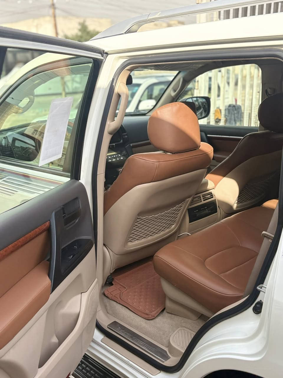 السلام عليكم
بيع مستعجل 
سياره لاند كروز 
موديل 2014 
فئه الفطيم اصل  
ربع الجاملغ الخلفي ربع صبغ 
ونص الجاملغ الامامي 
فقط اما الباقي كفاله 
كير مكينه حداديه كفاله. 
تخم تاير
 تاير جديد
رقم انكليزي جديد 
ترايها خير من الله 
     مواصفات 

سلايد روف 
اشاير بل مري 
كشن سايق كهرباء
طفايه بل رجل 
٨ ايرباك 
ماشيه 95,000 حقيقي 
السعر 35,000$ 
لتواصل *********** 
العنوان : بغداد _ الجديده
