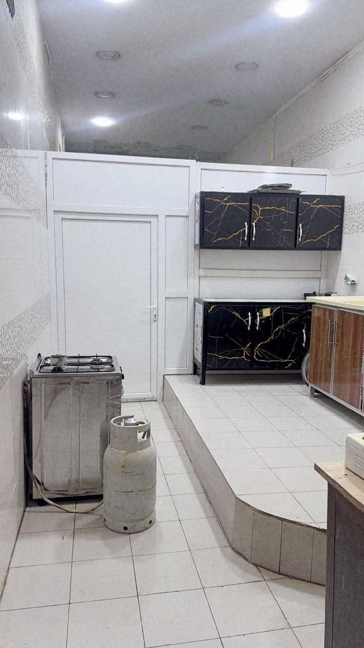 🏢 مجمع سكني مؤثث بالكامل #للإيجار (طالبات فقط) 🏢  مكان بابل القاضيه قرب التربيه 
​فرصة مميزة ومريحة جداً لطالباتنا العزيزات.. مجمع سكني متكامل، مؤثث بالكامل، ويوفر أعلى درجات الراحة والأمان. 
​📌 تفاصيل الغرف والمجمع:
​السعة الكلية: يحتوي المجمع على 16 غرفة مؤثثة ونظيفة.
​تقسيم الغرف:
​14 غرفة (ثنائية).
​3 غرف (فردية).
​غرفة واحدة (ثلاثية). 
​📌 الخدمات والمرافق الملحقة:
​المطابخ: يحتوي المجمع على مطبخين (مطبخ كبير رئيسي + مطبخ صغير)، المطابخ مجهزة بكاونترات كاملة وسنك مرمر مميز يحتوي على 3 أحواض، بالإضافة إلى (2 مجمدة).
​المرافق الصحية والغسيل: 7 حمامات وصحيات متكاملة، مع توفر غسالة و(6 منشرات ملابس).
​المياه والتدفئة: 2 سخانات ماء، و 2 تانكي ماء سعة (2000 لتر) لكل تانكي لضمان عدم انقطاع المياه.
​📌 التبريد والتكييف:
​منظومة تبريد مركزي (مبردات حجم كبير جداً) تغذي كافة الغرف، بالإضافة إلى توفر أجهزة (سبلت) في بعض الغرف.
​📌 الأمان والحماية (أولوية قصوى):
​نظام مراقبة: منظومة كاميرات متكاملة تحتوي على (14 كاميرا) تغطي كافة التفاصيل الداخلية والخارجية للمجمع.
​الأمان: قفل الباب الرئيسي يعمل بنظام البصمة لضمان الخصوصية والأمان التام للطالبات.
​📞 للاستفسار والحجز:
​مكتب علي التميمي للعقارات ترحب بكم وجاهزون للإجابة على كافة أسئلتكم:
​للاتصال المباشر: 📱 [***********]
​للتواصل عبر الواتساب مباشرة: 💬 اضغط هنا للمراسلة حلة, بابل
