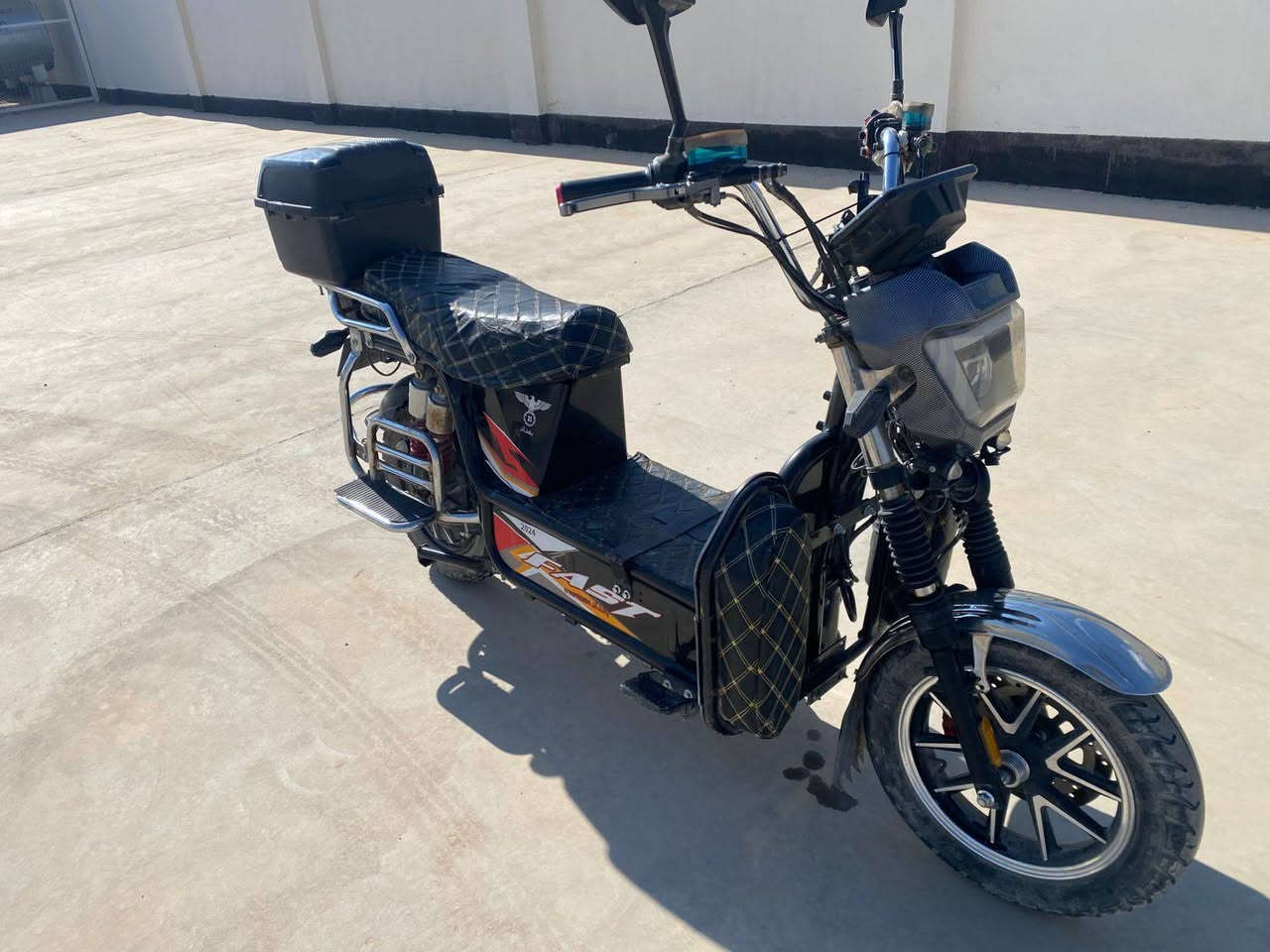 مكلف بلنشر
 السلام عليكم دراجه نظيفه ٥٥٠ وبيها مجال والبطاريات على فحص للاستفسار ع الرقم ***********
