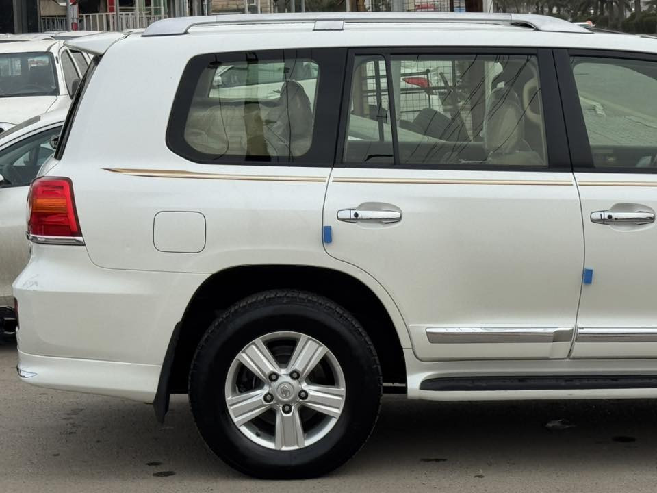 السلام عليكم VXR 5700 موديل 2013 جديدة على وضع الزيرو ماشية 160 الف
فتحة سقف
كشنات كهرباء وخزن ميموري
كشنات تبريد
صندوك كهرباء
5 بصمات
5 كامرات
حساسات امامي خلفي
شاشة كبيرة
ستيرن كهرباء خزن ميموري
تشغيل عن بعد
محرك 8 سلندر 5700 بشرط وكالة
جكات 
دشبول لكزز
داخل بيجي
ثلاجة
نظام صوت Boos
رادار امامي تحديد مسار
 قيادة ذاتية
داير ايرباك حتى الكشنات
لايتات عالي ناصي زنون 
تبريد منفصل 4 قطع 
شاشة تبريد تحكم خلفي كامل 
كشن خلفي كهرباء
السيارة مكفولة وجديدة عدا تكحيل بسيط بالجاملغ ممبين ابداً
اخوان هاي السيارة تختلف عن العادية وابو المصلحة يعرف شنو قيمتها 
السيارة معروضة 42 وبيها مجال بسيط 
مكاني بغداد البنوك
***********
