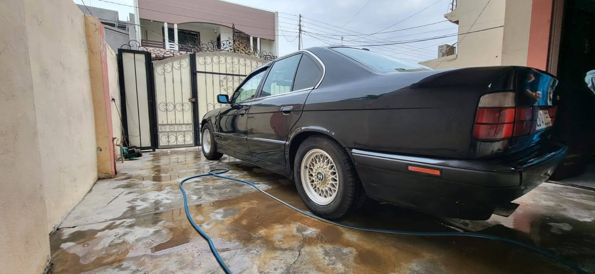 بي إم دبليو 525 (BMW) للبيع
​الموديل: 1993 (وارد ياباني)
​المحرك: 525 (أصل محرك وبليتة)
​الرقم والسنوية: رقم جديد، سنوية مجددة لغاية 2030 (تحويل مباشر - سليمانية)
​المواصفات وحالة السيارة:
​البدي: بدون أي ضرر (حادث)، مصبوغة عام بالكامل لأجل الجمالية فقط.
​الدواخل: نظيفة جداً، كشنات جلد بحالة ممتازة (السيارة وضع شركة بلادي).
​الكير والمحرك: شرط الفحص.
​الخدمات: تبريد وتدفئة شغال وبكفاءة.
​الصدر والحدادية: كلها جديدة.
​الإطارات: تخم تاير وويل جديد (مصارله أسبوع من ركبتهن).


**إذا كنت صاحب هذا الإعلان وتريد حذفه لأي سبب، رجاءا أرسل رسالة إلى الدعم الفني**