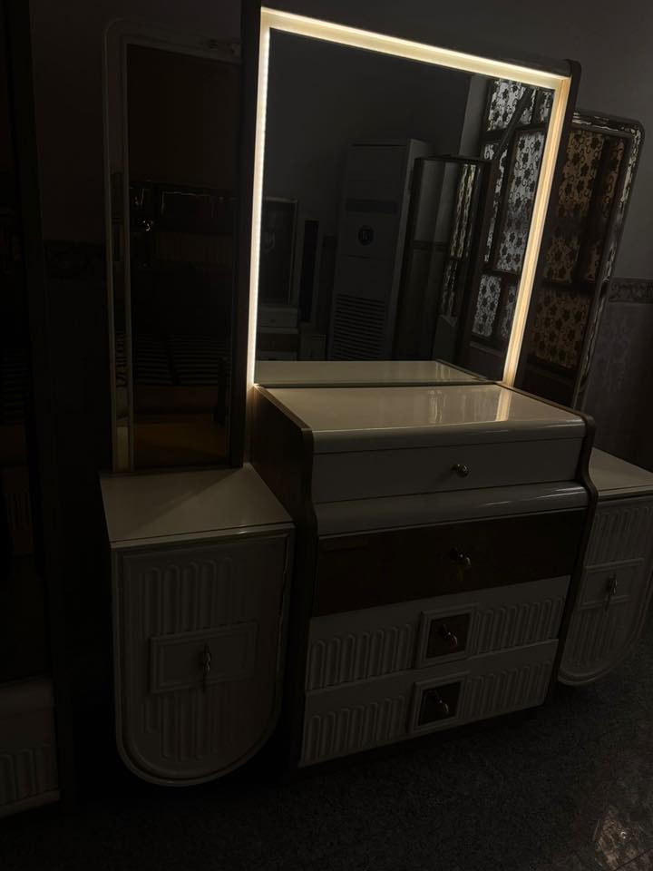 غرفة نوم تركية ضخمة نظيفة جداً جداً مستعملة فقط ٦ اشهر تحتوي على ١١ قطعة مصورة من الداخل والخارج وتحتوي ع نشرات ضوئية من دون اي اضرار او كسر 
السعر ٢ مليون وبيه مجال للعلم سعر الشراء هو ٣ مليون ونص 
للاستفسار الاتصال على الرقم
***********
او الرقم 

‭٠٧٧٨ ٠٠٥ ٧٧١٢‬
