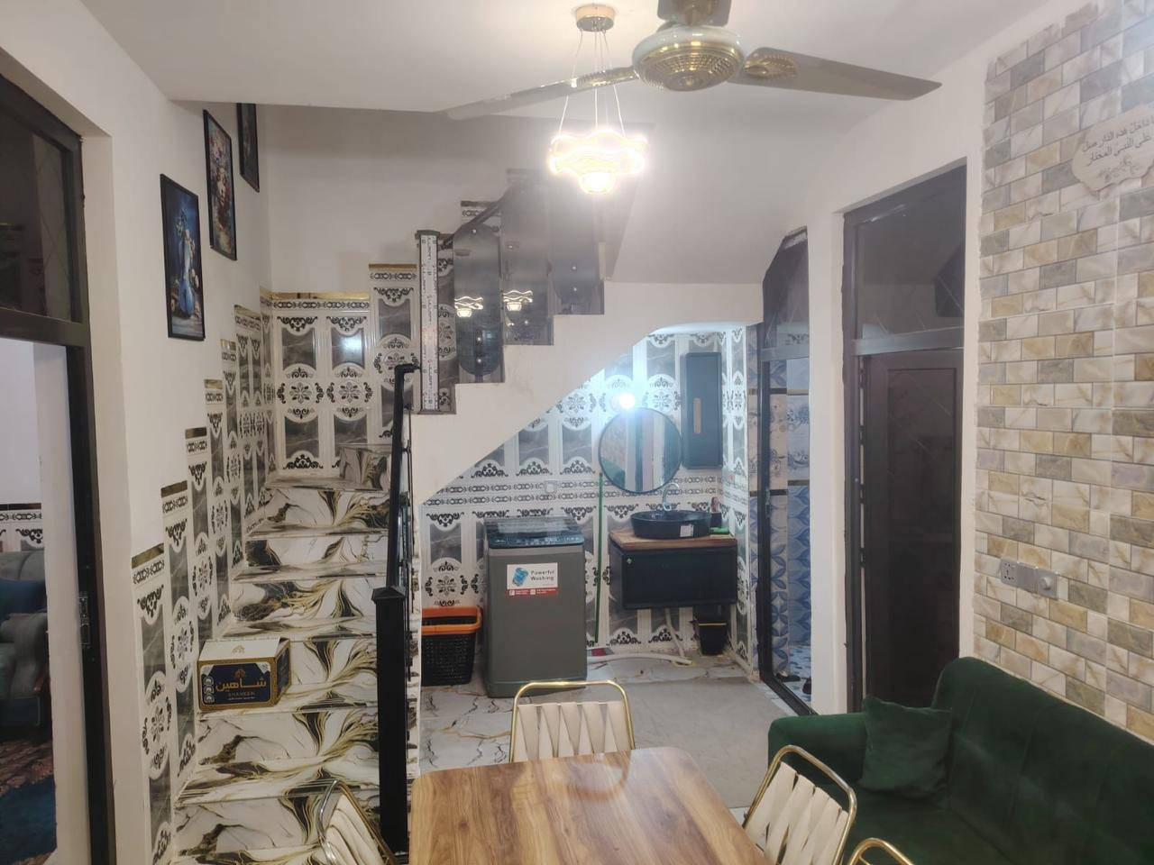 سلام عليكم بيت بهور رجب شارع الإذاعة مجمع البيت  الأبيض كهرباء ومي وتبليط مساحته 100متر  طابق ونص رايده ب85وبيه مجال بسيط ***********
