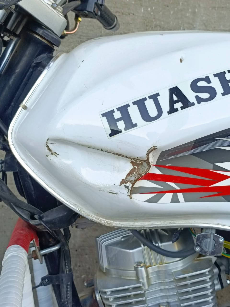 السلام عليكم ورحمة اللـه ..
هيوشه موديل 2024 للبيع فقط جديد محرك كير مكفولل كهربائيات كلها جديده بس يرادلها تضبيط للوايرات ( اشاير + گيج سرعه ) وگفن بسبب المطر وله هنه جديدات شرط ..

بيه بس هاي الضربه بالتانكي وابد ما مأثره عليه 
بانزين كله محسّن ودهن بترومين  ,

السعر 850 وبيها مجال للناس الطيبه ، مكاني حديثـه - الخسفـه 

سبب البيع محتاج فلوسه  ،    وضحت كلشي لحد يجي يسأل 

رقمي / *********** 
متواجد واتس وفيس وكلشي تريده موجود
