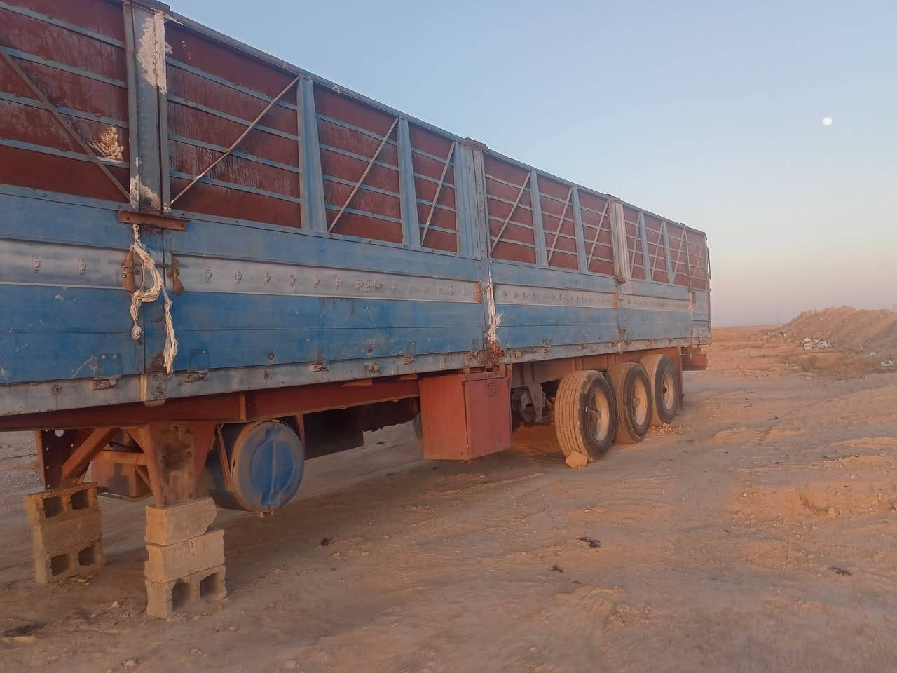 للبيع طول 13م و60 سنتمتر ارتفاع 180 شاصي 16 زوجين تواير جدد 
***********
