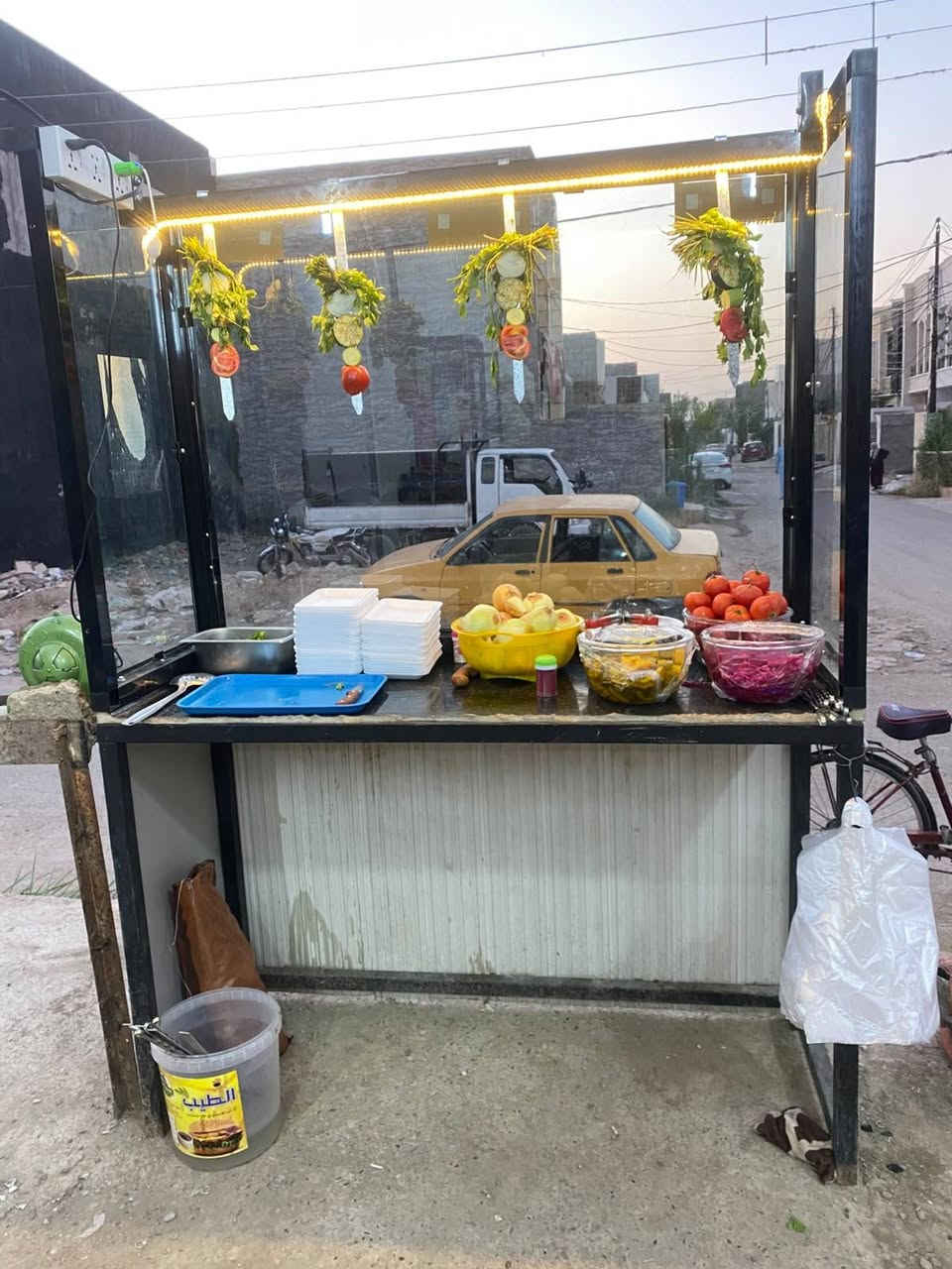 سلام عليكم
موجود مطعم فلافل للبيع كامل 
براد حجم كبير 300بي مجال
طباخ فلافل 250بي مجال 
مجمده 130بيه مجال
كراسي 4طبلات 2.    20الف
ميز الالمنيوم 3متر 70الف بي مجال
جام خانه هيه الميز مالته 150الف
نواعم هويه كلشي بحسابه تريد تجي شوف غراض هلا بيك 
رقم ***********
ديالى بعقوبة دور زراعه الثالثه
سنك هم سل ستيل 80بي مجال
