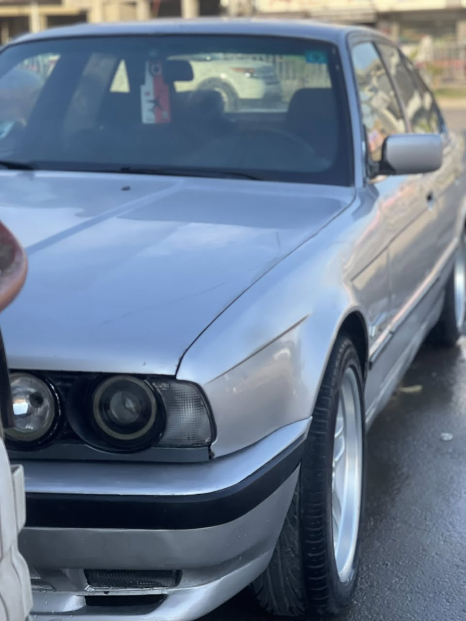 525 اصل بليته وسنوية موديل 92
كير عادي فتحة سقف سلايت جام كهرب كشنات كهرب طخم امامي خلفي جديد كزوز رياضي وايرمنيه كلها شغالة بك لايت لايت كله جديد السيارة كلها M دعاميات ورا كدام طخم ويل كب M  اكسل شرط كشنات مخمل رقم مسطرة سنوية 2030 ترايك وين ميعجبك بيها نواقص بسيطه صارلي ضرف وماكملتها 
سعرها 49 وبيها مجال بسيط 
***********
مكاني موصل
