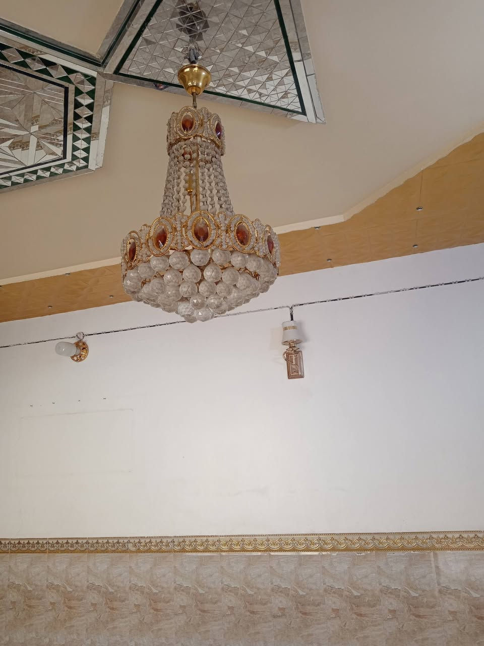 غرفه تركي نضيفه +ثريه عدد 2 للبيع السعر مناسب للأستفسار ألاتصال ***********
