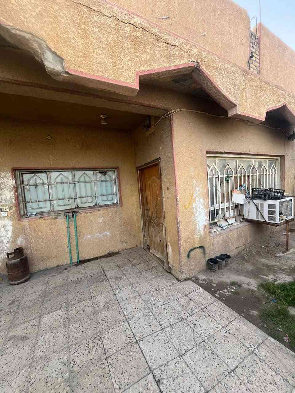 بيت للبيع بحي الشهداء الثاني 200متر طابقين بناءسنة1990 يتكون من اربعة غرف براني هول.. حمام عدد2.. مقابل ساحه.. سعر 90 مليون...واتساب ***********
