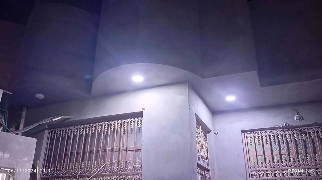 بيت البيع مساحه ٢٠٠متر بناء طابوك كونكريت جديد
السعر ١٤٥مليون بيت ما مطلوب حر 
غرفتين وصاله ومطبخ وحمامات براني 
***********
حي الزهراء خلف مضيف رواجح 
@
