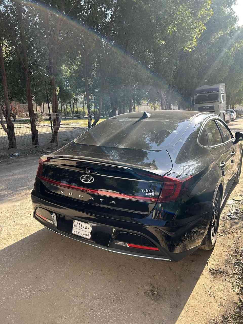 � هيونداي سوناتا هايبرد بلو 2023(اعلى فئة بل هايبرد) الرقم عليه مو عليك 

🔹 المحرك:

 • 4 سلندر 2.0L هايبرد
 • القوة: تقريبًا 192 حصان
 • قير أوتوماتيك 6 سرعات
 • دفع أمامي

🔹 الاقتصادية:

 • صرفية بنزين كلش ممتازة (من أوفر سيارات الهايبرد)

🔹 البطارية:

 • ليثيوم أيون 1.62 kWh

🔹 الراحة والتكنولوجيا:

 • شاشة لمس
 • Apple CarPlay & Android Auto
 • تشغيل ودخول بدون مفتاح
 • تحكم من المقود كشنات تدفئة تبريد

🔹 الأمان:

 • مراقبة النقطة العمياء
 • تحذير الخروج عن المسار
 • تنبيه حركة خلفية ابريك ذاتي 

🔹 المواصفات العامة:

 • 5 ركاب
 • سيدان مريحة وواسعة
 • هادئة ومناسبة للاستخدام اليومي والسفر

📌 الخلاصة:
سوناتا هايبرد بلو 2023 عملية، موفرة بنزين، ناعمة بالسواقة ومناسبة للي يريد سيارة حديثة بدون صرف عالي.
 
حادث فقط دعامية وشوية من البنيد تقريبا اصبع راجع على البارد 
لا يوجد قطعه صبغ 

للمراوس مع النترا N الافضل كير عادي وهم افضل اذا 2024 تواصل وتساب ***********
