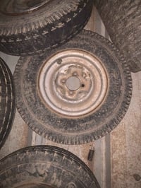 عندي ذن سبيرات و تايرين نضيفات اريدهن ب ٨٥ عنوان بغداد البلديات 077483...