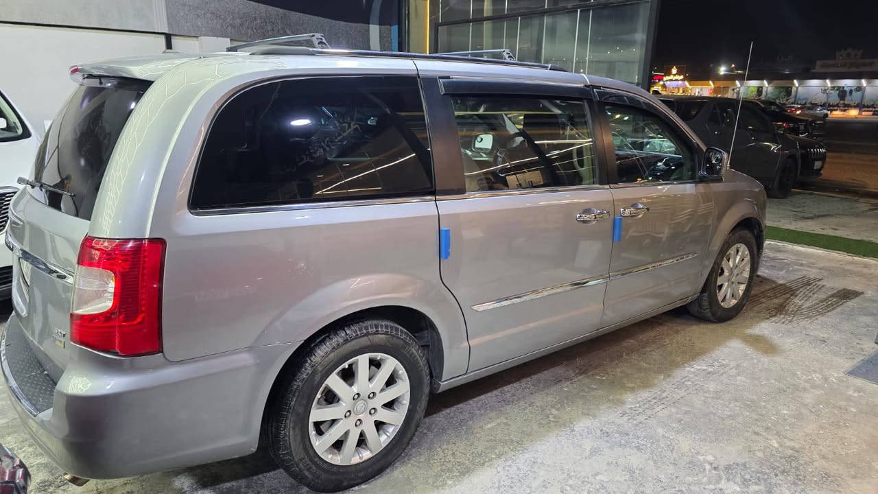 السلام عليكم تاون كانتري رقم نكليزي شمالي موديل:16
🔹 شاصي سليم
🔹الضرر موضح في صور
🚗 المواصفات:
• محرك 6 سلندر
• كشنات جلد مع تدفئة وتبريد
• كراسي كهرباء
• حساسات إطارات
• نظام فرامل ABS
• كاميرا خلفية
• جام كهرباء
• شاشة وسطية
• 7 ركاب
• 3 قطع تبريد
• 5 ويل كب
•بيبان والجنطه كهرباء
•فرس وسطي
💰 السعر: 170$ ورقة وبية مجال
📍 المكان: النجف الأشرف
📞 للاستفسار:***********
