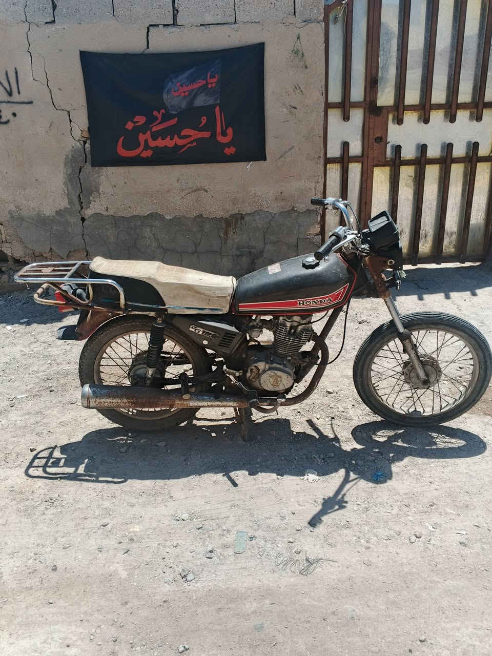 السلام عليكم دراجه للبيع ارشا الدراجه اوراقهه ضايعه السعر 300 و بيها مجال للشراي مكاني حي الجامعه للتواصل: ***********

