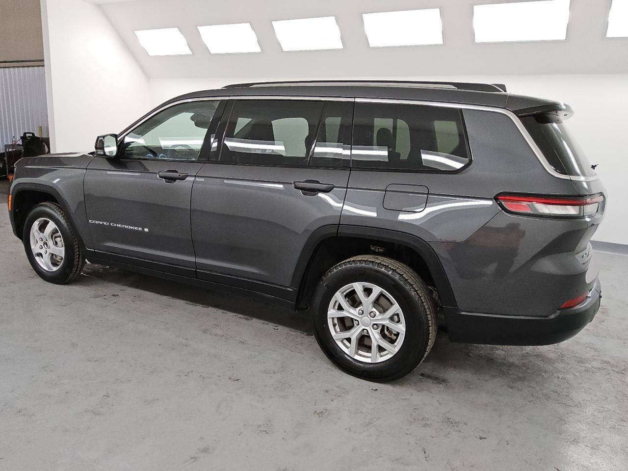 JEEP GRAND CHEROKEE 2023 LIMITED
6 سلندر 7 راكب 
حره بغداد كفاله من الصبغ مبدل دعاميه نفس اللون
#السعر 345 ورقه
للأستفسار الاتصال على الرقم التالي
*********** واتساب أو اتصال
