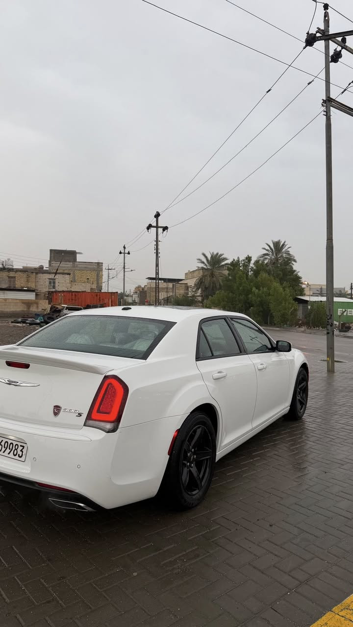 كرايسلر 300s sport
كفاله عامه حتى الدعاميات 
#ملاحظه انه مبدل ويل 18 
الموديل:2021 خليجي
العداد: 39 ميل فقط قابل للزياده
سياره جاهزه كله على لبلاد +منظومه زنون جديده ضمان سنتين
المحرك: 3.6 لتر 6 سلندر
القوة الحصانية: 310
عزم الدوران (نيوتن-م): 353 
ناقل الحركة: 8 سرعات اوتوماتيكي
نظام الدفع: دفع خلفي
(رقم اربيل باسمي تحويل او تريد وكاله حاظر )

المواصفات:
رادار امامي مع مانع تصادم 
سكليتر مع بريك تحكم كهرباء
برده خلفيه 
حساسات امامي 
اشاره بلمرأه الجانبيه 
منظومه بريك 8 سلندر بلاديه 
سستم صوت كامل مع دمام خلفي 
ويل الالمنيوم قياس 18 انج 
شاشة لمس قياس 10.1 انج مع نظام ملاحة
نقطة عمياء وتحذير المسار الخلفي 
حساسات خلفية
مانع تصادم خلفي 
كاميرا خلفية
مرآة الرؤية الخلفية بخاصية التعتيم  
مقاعد جلد ابيض اصلي
مقعد السائق والجانبي  كهربائي
المقاعد الامامية مدفئة وتبريد
مكيف الهواء مع تحكم 3 مناطق 
نظام ابل كاربلاي و اندرويد اوتو لاسلكي
دخول ذكي (بصمة)
نظام التشغيل عن بُعد
مصابيح أمامية أوتوماتيكية 
مرايا خارجية مدفئة
فتحات اكزوز مزدوجة
وسائد هوائية أمامية متعددة وجانبية وخلفية
السعر325$وبي مجال بسيط
مكان السياره البصره
للاستفسار الاتصال 
***********
***********
