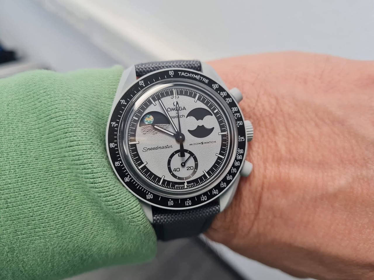 ساعة من ماركة اومكا Omega x Swatch MoonSwatch وارد اوربي
تحفة فنية

تصميم مستوحى من سطح القمر والأرض

مكينة كوارتز ناعمة ستوبوج (جميع السناتر شغاله)

المينا رمادية محببة تعكس شكل التضاريس القمرية

فول لامينوس ارقام واميال

مؤشر مراحل الأرض شغال يظهر الأرض بألوان خاصة والمحيطات تتوهج تحت ضوء UV

مؤشر مراحل القمر شغال 

هيكل من مادة Bioceramic (خليط بين السيراميك والبلاستيك الحيوي)

 سير قماش VELCRO مختم

زجاج معدني مقبب ضد الخدش

مقاومة ماء وغبار 

السعر 35الف مع توصيل والملحقات


**إذا كنت صاحب هذا الإعلان وتريد حذفه لأي سبب، رجاءا أرسل رسالة إلى الدعم الفني**