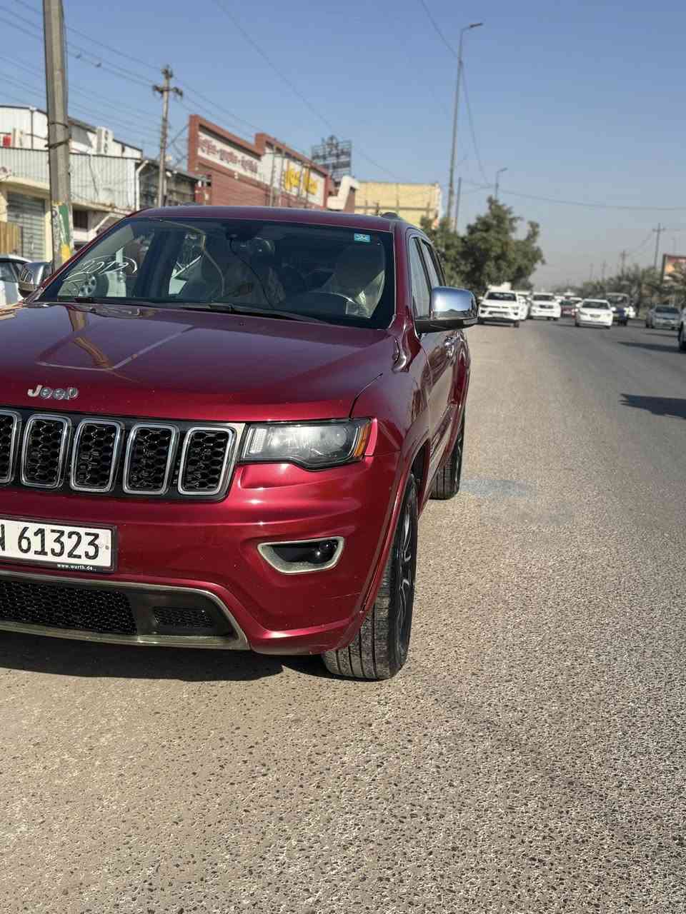 السلام عليكم
جيب كراند شيروكي لمتد 
دفع رباعي 4x4
حجم المحرك 3.600 6v 
-داخل بيجي 
رقم بغداد الجديد 
سنويه ب اسمي 
-هزه جديد شهر الرابع سويتها 
وارد امريكي 
ماوس تحكم مودات القيادة(صخري،جليد،رمل،وحل)
سستم سماعات
دمام بالجنطه 
-بصمة تشغيل وابواب 
-تشغيل عن بعد
دخول ذكي وقفل من بصمه الباب
-جنطة كهرباء
-حساس خلفي
-تدفئة مقعد السائق والراكب
-تبريد مقعد السائق والراكب
كراسي السائق والراكب كهرباء
الكراسي الخلفيه تدفئه 
-تدفئة المقود
-مقود كهرباء 
-المقاعد من الجلد 
-نظام قيادة اقتصادي ورياضي وعادي
-شفتات ستيرن
وبلوجكترات LED.
-شاشة كبيرة   
-نظام الملاحة والخرائط
-نظام تثبيت السرعة (الكروز)
-كاميرا دوارة اصلي
-تدفئة بالمرآة
-مرآة جانبية قلاب عند الرجوع
 -مرآة تعتيم عاكسة للضوء داخلية وجانبية
-اطارات حجم 18اصلي مع تخم تاير جديد
-بانوراما ع طول السقف
-مقعد السائق خزن ميموري 
-قطعتين تبريد 
السياره اصل 2014 السنويه  والشاصي 2019 حتى اليبل 2019 معامله اصوليه واضمن الاصوليه والتحويل الف متصرف عليها 
السياره حادثها  باب وجاملغ جها السايق 
الباب  والجاملغ مبدل نفس اللون وكاله 
والبنيد والجاملغ الجها اليمنه كلير وبيها بارد بسيط يم اليده مال الجنطيه 
مكينه وكير كفاله 
ماشيه164 الف كيلو متر 
  السعر 180وبي مجال بسيط
***********
