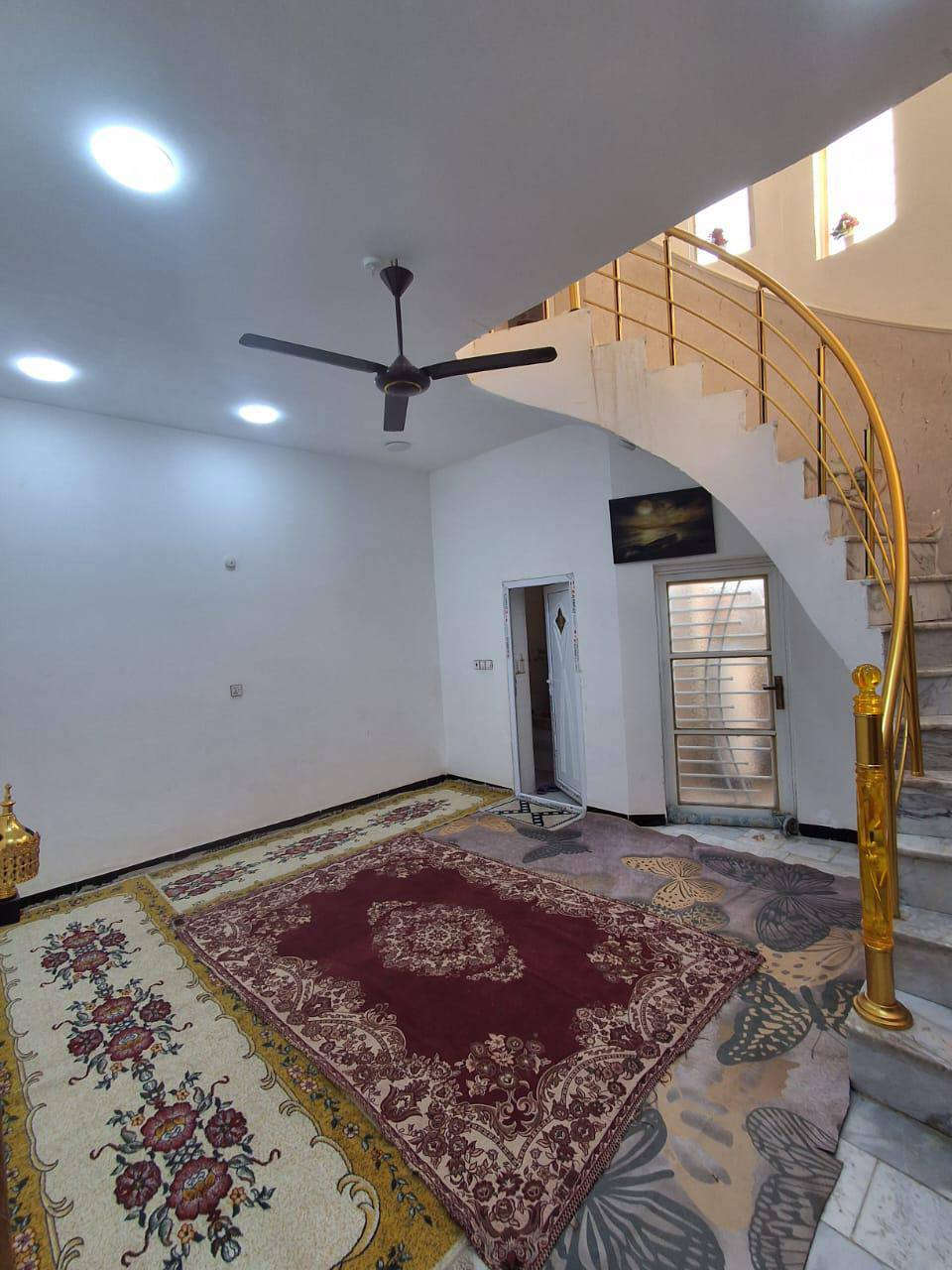 🏠 بيت للبيع في الحلة – طابو زراعي
📍 الموقع: بابل / الحلة، على الشارع الرابط بين شارع ١٠٠ وشارع بزل حجي علي، قرب معمل الكونكريت وتعليم السياقة.

📏 المساحة الكلية: 220 م

🏗️ مساحة البناء: 110 م

🌳 الباقي: كراج وحديقة أمامية واسعة
🏢 المواصفات:
طابقين
3 غرف نوم
الواجهة 10 أمتار
يبعد 200 متر فقط عن شارع العلويه 
عرض الشارع 10 متر
 للاستفسار اكثر زياره 
    عقارات سلام
***********
***********
