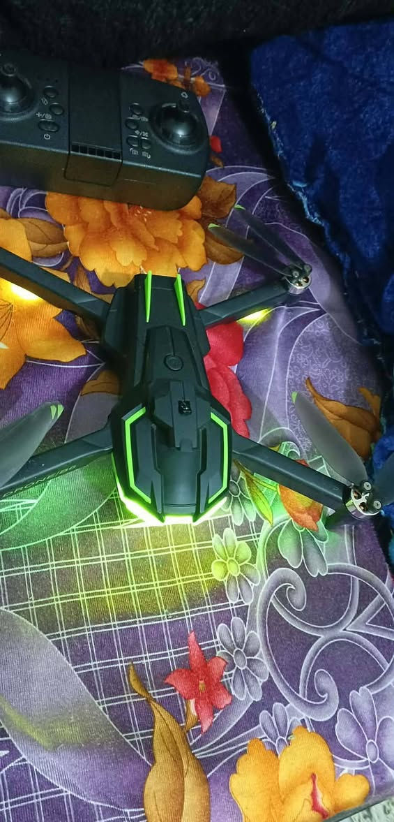 سلام عليكم طياره درون محركه برجلس حلوه مراوس بل جهاز مبايل و بنكه شحن و بلي 2   حتلو بنكه شحن والا ماكو بلي 2 والا ماكو جهاز  متواجد واتساب ***********
