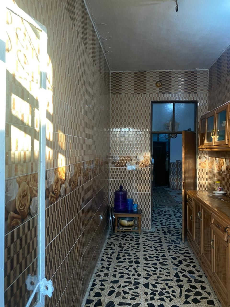 سلام عليكم بيت طابو صرف  مساحة١٥٠م منطقة حي الچناين حي الوحدة بناء حديث يحتوي على كراج ستقبال مطبخ صالة غرفتين نوم للاستفسار الأتصال على الرقم التالي ***********
