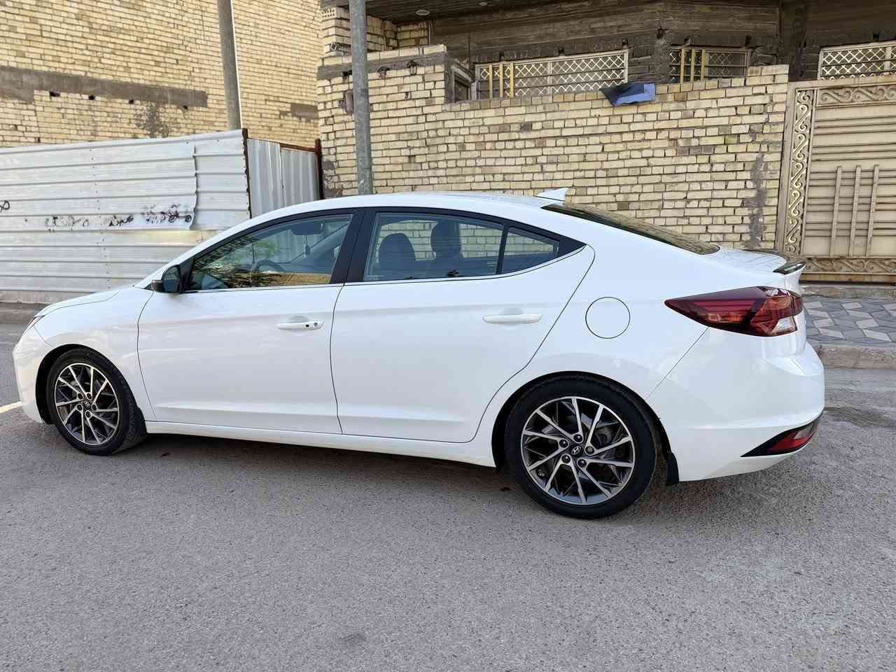 🚗 للبيع – إلنترا 2020 لمتدد (أعلى فئة
🔹 موديل 2020 – لون أبيض مميز
🔹 ماشية  37 الف  حقيقي قابل للفحص
🔹 رقم بغداد – الإنكليزي باسمي
🔹 استخدام شخصي مال بيت
🔹 سيارة نظيفة جداً ، كلشي بيها بلادي وكلهة ليبل واحد
🔹 محرك 2000 دوش
🔹  الكير أوتوماتيك 6 سرعة– نظام ECO
✨ فل مواصفات: لمتدد
✔️ تشغيل بصمة + دخول ذكي
✔️ فتحة سقف
✔️ جلد أصلي + تحكم كهربائي + تسخين مقاعد
✔️ شاشة كبيرة + Apple CarPlay + Android Auto
✔️ كامرة خلفية + حساسات أمامي وخلفي
✔️ مثبت سرعة
✔️ نقطة عمياء + تحذير مسار
✔️ نظام ثبات ESP + ABS
✔️ 6 إيرباغ
‏✔️ LED كامل + جنوط 17
📌 الحالة الفنية:
بنيد ربع معجون فقط الباقي كلير
الجاملغ اربع اصابع معجون باقي كلير
بدون دواخل
الشاصي والمكينة  وكير مكفولة 100٪
✔️ فحص متاح بأي مكان
✔️ سيارة جاهزة وما تحتاج ولا دينار صرف
ملاحضة : السيارة بيهة طخلة بل جنطة  على كد شبر موضحة بل صورة  ترجع بارد
صور الحادث مرفق المنشور
السعر: ( 146 ) مجال بصيط
📍 بغداد الزعفرانية
📞 ***********
