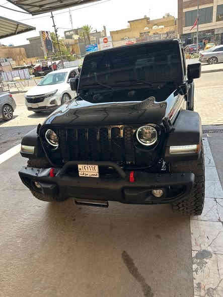 جيب رانكلر هايبرد 2023

إضاءات LED أمامية وضبابية كميزة قياسية.  ￼

 • جنوط سوداء مقاس 17 بوصة مطلية، مع إطارات “Mud-Terrain” للطرقات الوعرة.  ￼

 • شبكة أمامية (Grille) سوداء + شعار “Willys” مع لمسات التجهيز الكهربائي “Electric Blue” على الشعار وعلبة الطُقم (Tow Hooks) وبعض التفاصيل الخارجية.  ￼

 • نظام صوتي مكوّن من 9 مكبرات من Alpine.  ￼

 • حصائر أرضية مقاومة للعوامل الجوية 

دفع رباعي كامل مع قدرة اختيار وضعيّات القيادة - يوجد ترانسفير كيس Selec-Trac مع وضعية نقل منخفض (Low Range) بنسبة تقريبية 2.72:1  

2.0 ليتر توربو-أربعة سلندر مع نظام هجين - بلج-إن (أي محرك بنزين + محركين كهربائيين)

السيارة ماشيه ١٦   الف  رقم بغداد انكليزي

حادثها مثل ما موضح بابين مبدلات نفس الون . والجاملغ الامامي شبر صبغ بي
سعر 260 $$$

للاستفسار  ***********

مكاني حي الجهاد /  بغداد
