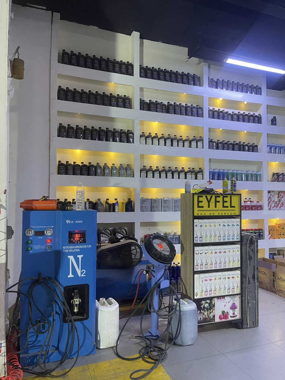 محل تبدیل دهن سیارات بکامل اشیاء
من اربیل للبیع ، الإجار ، مکان زین من اربیل من زون ذهبی ب الیجار زین عقد ١٠ سنة
*مساحة ١٩٠ متر
*کل دهنات سیارە و هایدرولیک گیر و فلترات
*اثنین جاهز سحب دهن 
* اثنین جهاز فحس کومبیوتر
* جهاز پریس ، للفتح تایرات
* جهاز میزانیة بالانص
* باتریات
* جهاز تبدیل هایدرولیک گیر
* جهاز تبدیل ماء رادیتر
* جهاز نایتروجین
* جهاز گیچ الیکترونی 
* کومپرسر
* ستاند عطرات ویة عطر
* جهار طابعة بارکود سیارات
* تلیفزون و ثلاجة و کل اغراض

للمعلومات صور ةصفحة تیکتوک موجود 
رقمي و واتس ئاپ
***********
