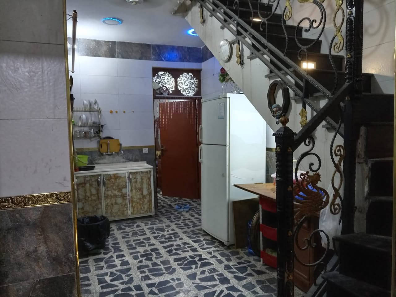 بيت للبيع المساحه ٩٠ طابق ونص يحتوي على استقبال وغرفة وصاله وطابق الثاني يحتوي على غرف نوم وصحيات وسطح العنوان المشتل حي فدك المعسكر قريب على شارع العام السعر ٥٥ مليون للإستفسار الاتصال على الرقم ***********
