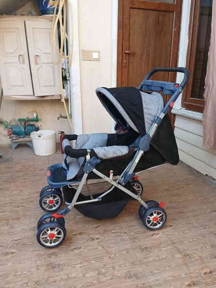 عارەبانەی مناڵان زۆر تازەیە و پاک و جوان و بێعەیب 8 تاییە،  کورسیەکەی پاڵ ئەخرێ بۆخەوتن و تەواوتەختەکرێێێێ
، قایشی بەستنەوەی هەیە ،مێزی پێوەیە لای دایکەکە ،  ژێری پێوەیە بۆشت هەڵگرتن
،  تایەو ئیسۆپی زۆر مەزبوتەو بچوک ئەکرێتەوە بۆناوسەیارە، 
سعری زۆر گونجاوەو سعری  35 هەزارە کۆتای
سلێمانی ، گەیاندن هەیە*********** السليمانية
