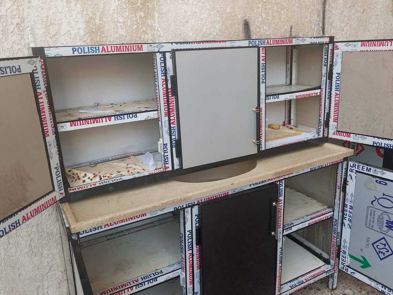 كونتر نضيف كلش متر ونص سنك وتعليك قطعتين ستعمال قليل تفصيل خاص لعنوان ابو لخصيب بهادريه *********** البصرة, العراق
