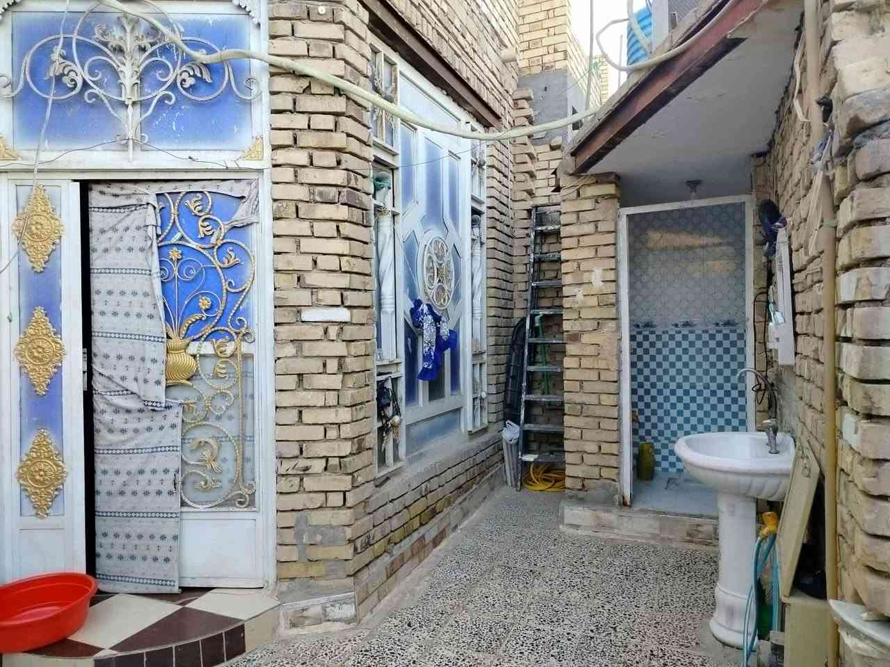 السلام عليكم بيت للبيع
طابو المساحة 140م طابقين عگاده 
المكان ع الحولي 6 بيوت عن شارع الحولي 
الطابق الاول استقبال 3.50×7 ومطبخ 4×4
وصاله 6 ×4  وغرفتين الاولى 3.50×6 والغرفه الثانيه 5 ×2.80  + منورين  وحمام داخلي 
الطابق الثاني غرفتين وصاله نفس بناء الجوه والواجهيه هيكل مكان غرفتين ما كاملات 
السعر ١٤٠ وبيه مجال 
الرقم : ***********

