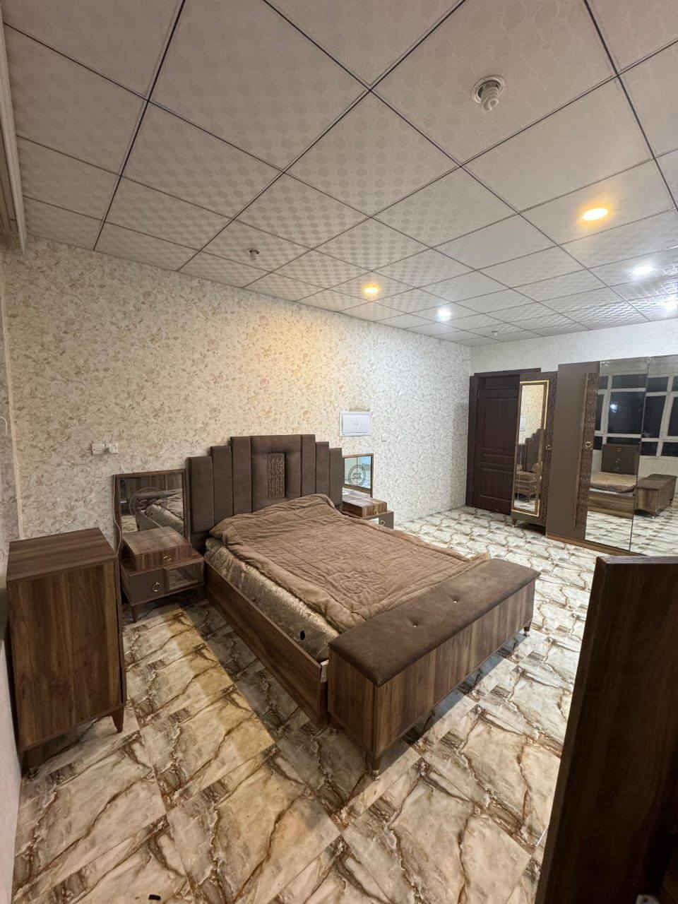 غرفه نوم كامله
سرير نفرين 

كنتور 6  ابواب 

ميز تواليت + مرايه زاويه 

كلشي موظح بالصوره 

سعرها 500 الف جديده و نضيفه كلش 

العنوان اربيل 

التواصل ***********
