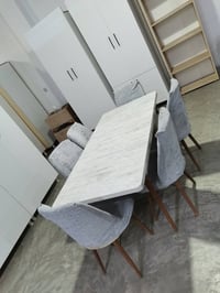 طاولة وكراسي • ٦ مقاعد • قابلة للتمديد