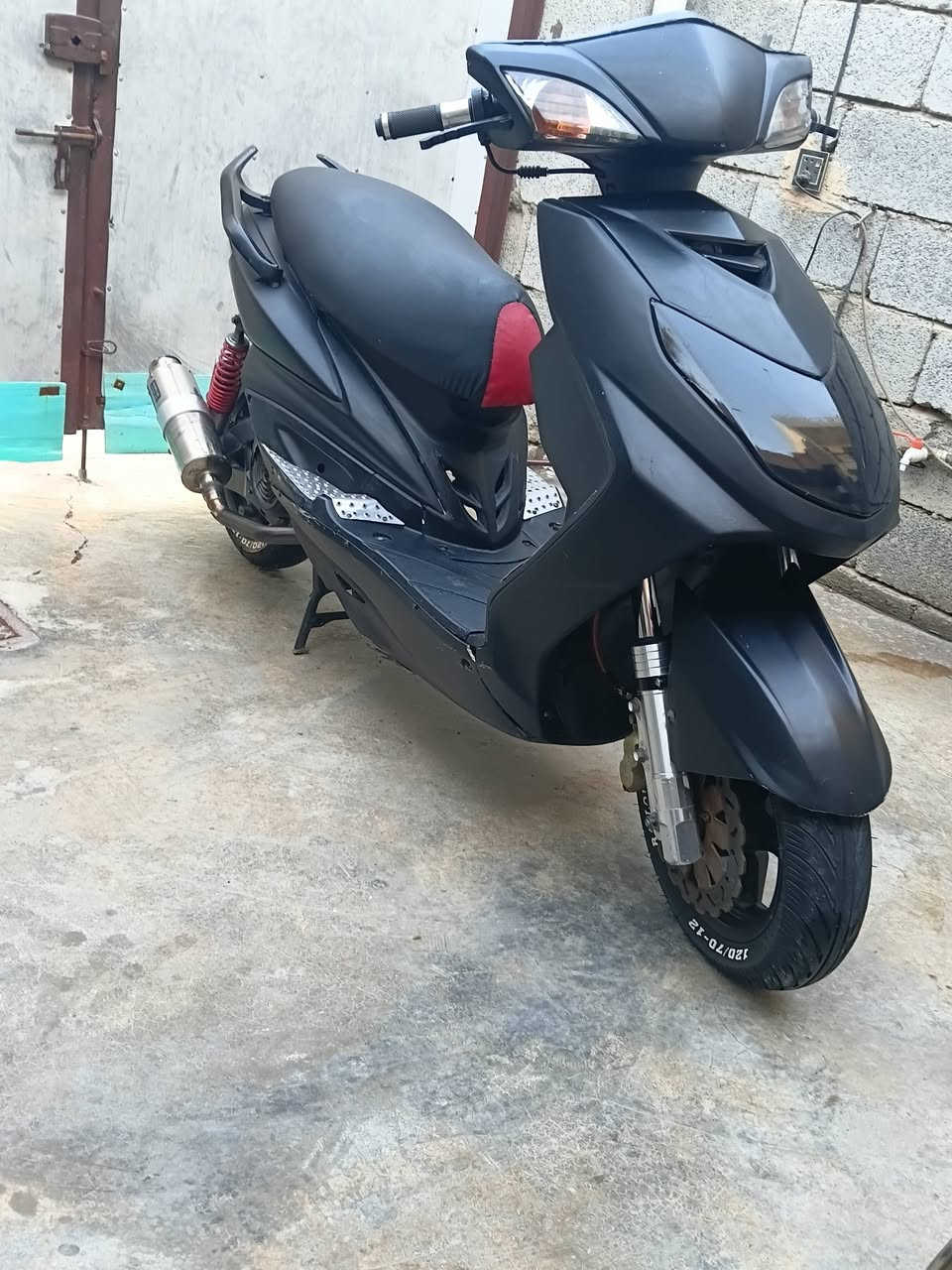 سلام عليكم سكنس فحل للبيع تزويد كامل مكينه شلعه ومعدل دبلات مزوده بكلايت بجم خلفي تزويد شكل تيماكس صلنصه رياضي شركه كلجات رياضي دراجه كامله من كلشي مابيه اي نقص السعر 800 وبيه مجال مكاني بعقوبه ***********
