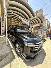للبيع 🚘 لاندكروزر 2024 بريميه اللون: أسود 🖤 الممشى: 22 ألف كم فقط  ✨ ا...