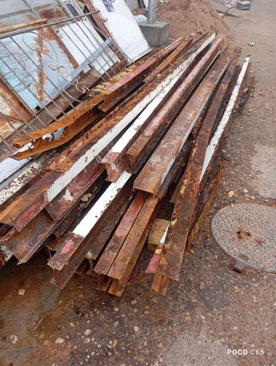 بيبان حديد وخشب شيلمان مفقسه سقيفه شبابيك حديد 
العنوان المجر الكبير 
السعر خاص

***********
