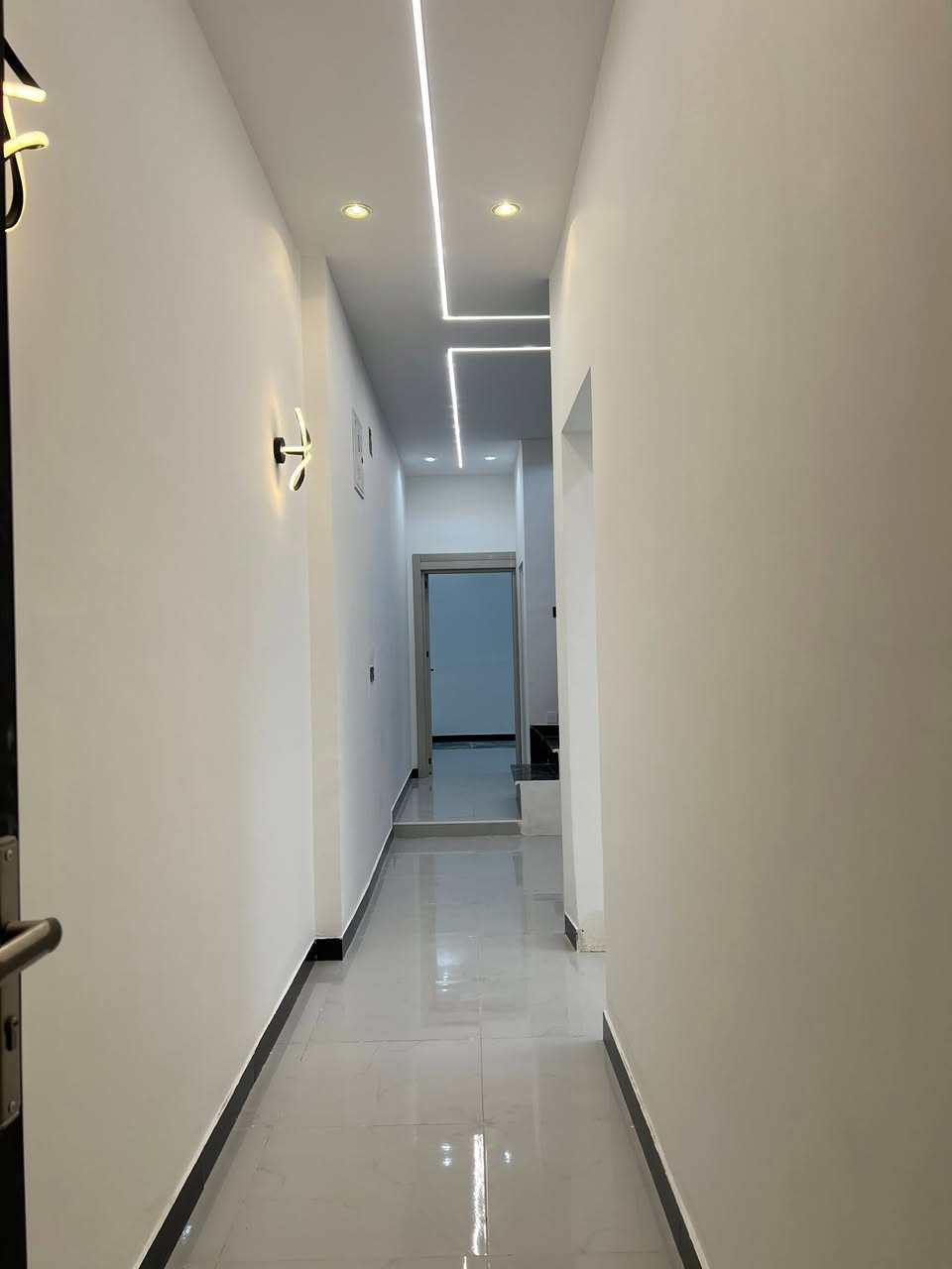 السلام عليكم.
البيت للبيع كربلاء حي العباس فرع المعارض مقابل الدرج الكهربائي يبعد عن الشارع العام مسافه ١٠٠ متر 

جنس العقار زراعي سند ٢٥ اقرار محكمه 

مساحه البيت ٧٥ متر 

يحتوي البيت على ٣ غرف نوم. 

البناء درجه اولى حديث البيت بعده نضيف مامسكون بي 

نضام الغرف سويتات هنه وملحقاتهن في الطابق الثاني كما موضح في الصور 

تفاصيل البيت موجوده في الصور 

السعر ١٨٣ وبي مجال 

الاستفسار اكثر الاتصال ***********

