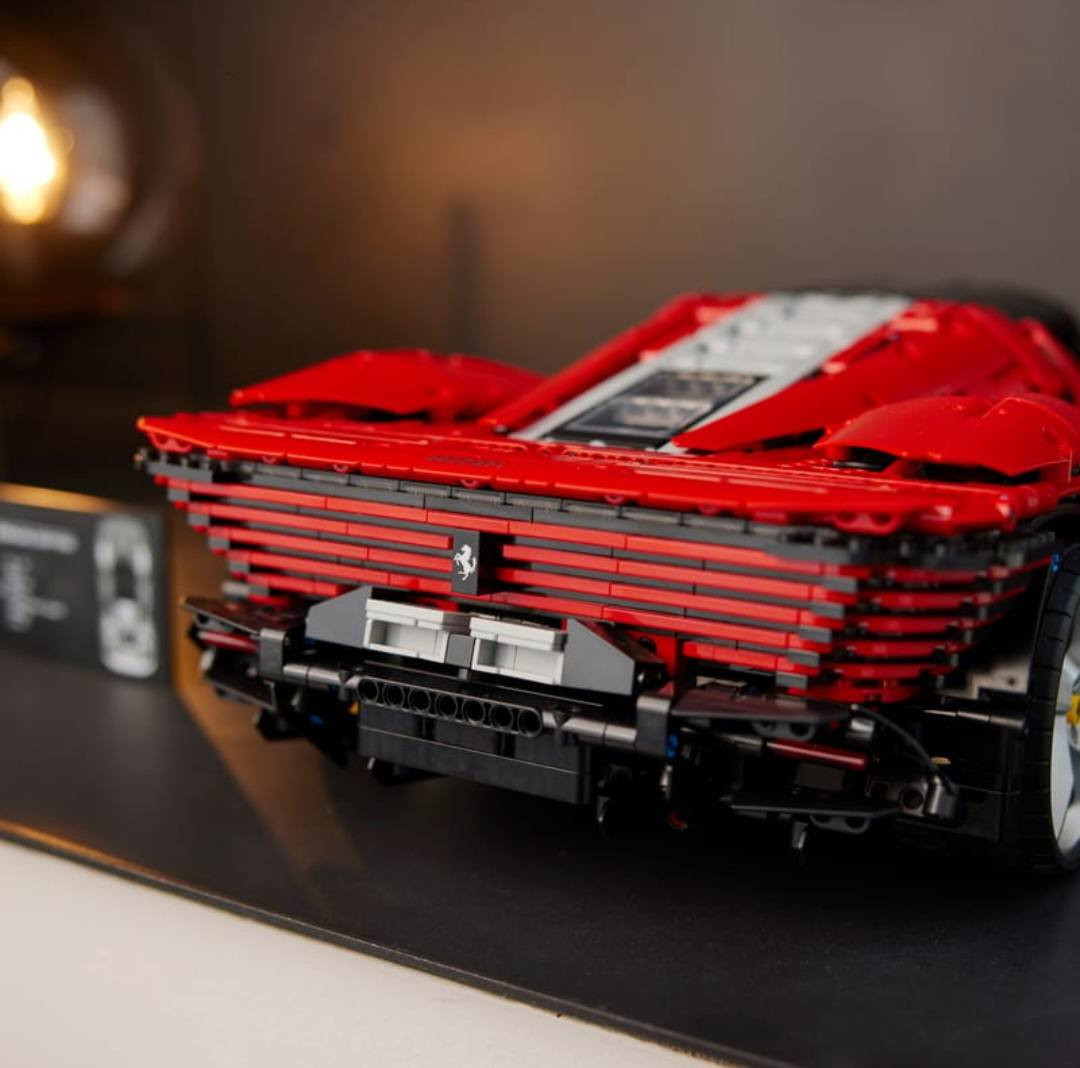 Ferrari Daytona SP3
معلومات عن نسخة الليغو:
🔢 عدد القطع: حوالي 3,778 قطعة �
lego.com
📏 الحجم كبير (مقياس 1:8 مثل السيارات الحقيقية المصغرة) �
lego.com
⚙️ بيها ميزات:
محرك يتحرك (pistons)
قير 8 سرعات (Gearbox)
أبواب تفتح (Butterfly doors)
👤 موجهة للكبار (18+) �
 التواصل: دايركت


**إذا كنت صاحب هذا الإعلان وتريد حذفه لأي سبب، رجاءا أرسل رسالة إلى الدعم الفني**
