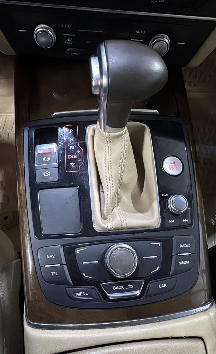 للمراوس فقط♥️
اودي A6 2013 خليجي 
كفاله عامه عدا بابتين رش فقط فقط

شاشه قلاب 
مري قلاب اوتو 
كير تحكم سبورت
كشنات خزن ميموري
كشنات كهرباء 
ثلاجه بالجكمجه 
تبريد 3 قطع 
سماعات sp audio
عدسات زينون ليزر 9 عدسات 
لايتات متحركه مع الستيرن 
حساسات امامي خلفي مع كامره 
محرك 2.8 تنفس طبيعي 
غرفه جلد وكنتاره 
تحكم تبريد جهتين منفصل 
سلايد روف اوتو 
 ماسحات اوتو مع السرعه وقوه المطر
5 بصمات وجنطه بصمه 
مرايه وسطيه وجانبيه تضليل اوتو 
تحكمات ستيرن 
مثبت سرعه ذكي 
بريكات برمبو

مكاني حي الخضراء 
***********
