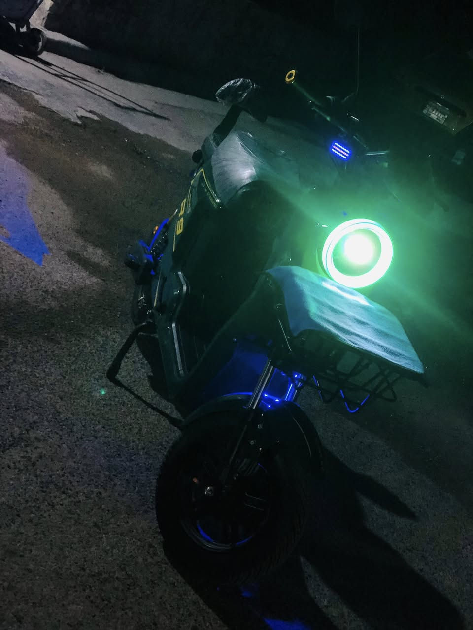 السلام عليكم شباب دراجة R9 للبيع الدراجة نضيفة صارلي شهر من جبتهة طك جيس  الفين 2026 الدراجة كلش حلوة ونضيفة ويجي وياهة بصمة وسويجين وكارتين والشاحنة سريعة تشحن بسرعة ونفس ما كتلك الدراجة كلش نضيفة والشراي اني بالخدمة السعر خاص مكاني بغداد (***********)
