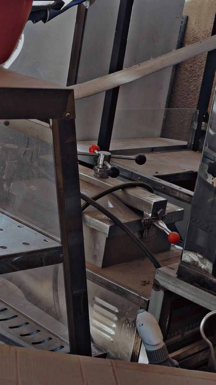 كرل ستيل 3 عيون
قلايه 3 مدافع
جدر كنتاكي ابو شاشه وفلتر
ميز ستيل عدد 2
براد مقبلات 
ثلاجه نص تجميد ونص تبريد
ميز قرمشه كنتاكي 
عجانه 10 كيلو 
بيع شلع الي يريدهم شلع يتصل
***********
