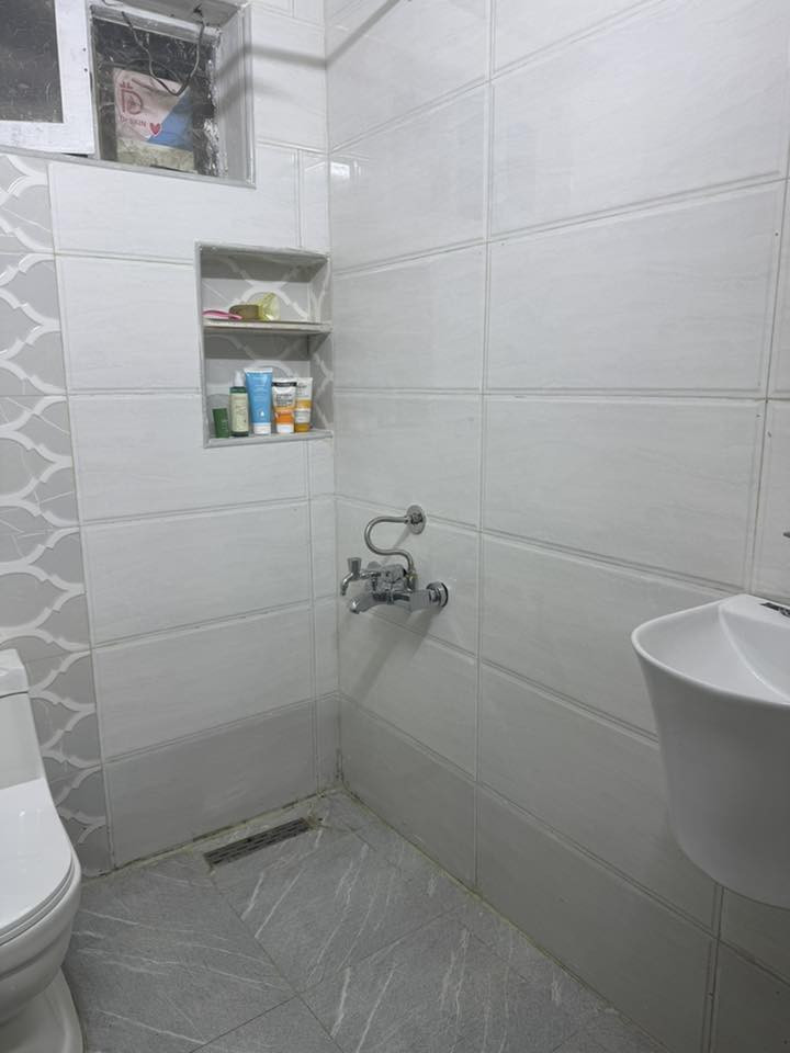 بيت للبيع ٩٠ متر بالقاهرة الاولئ شارع عريض (موجود فيديو اخر الصور يوضح عرض الشارع) 
واجهه ٤.٥ نزال ٢٠
السعر 305 مليون 
بناء 2013 يعتبر قديم  طابق ونص 
الطابق الارضي استقبال ومطبخ كبير وخدمات وغرفه سويت
الطابق الاول غرفه نوم سويت وببتونه 
للاستفسار الاتصال ع الرقم 

‭٠٧٧١ ٤٤٧ ٣٢٢٣‬
